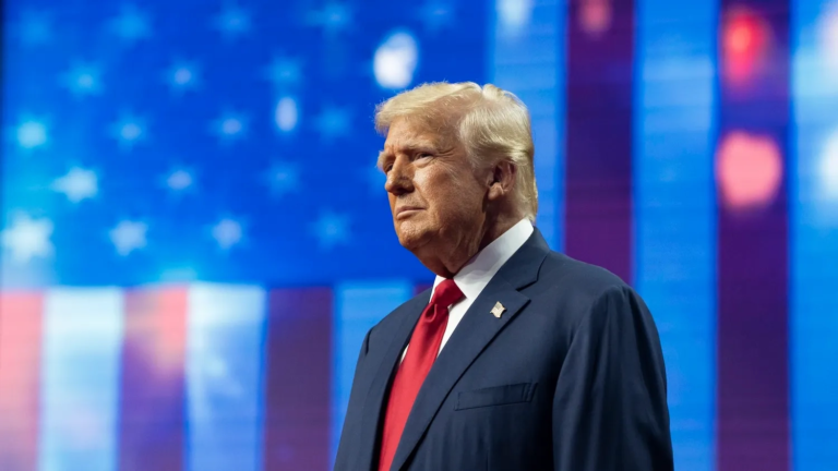 Tramps atcēla muitas tarifus viedtālruņiem un elektronikai